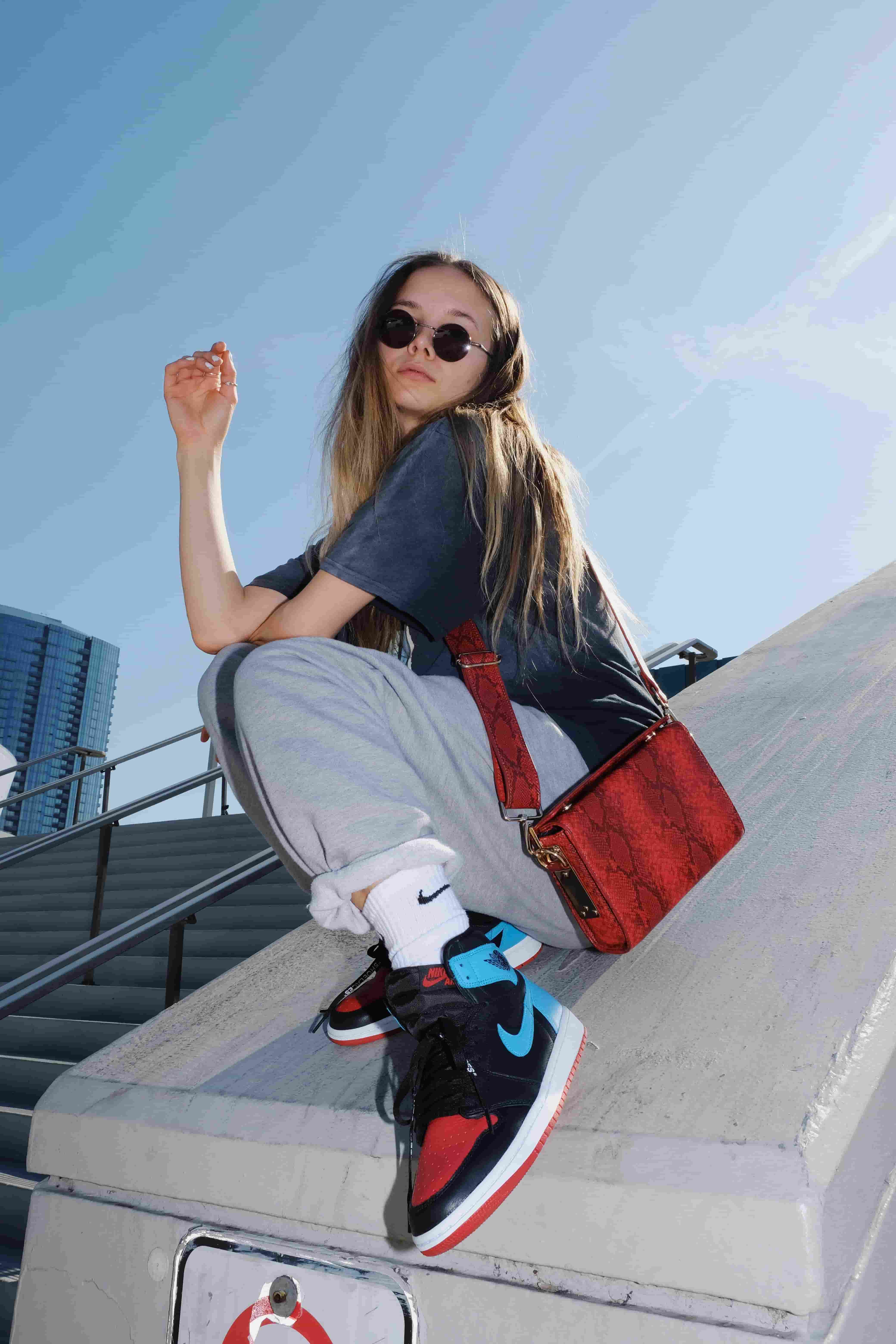 calça moletom e t-shirt